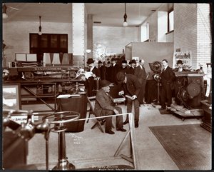 Hombres en una exhibición de dispositivos de seguridad en el Instituto Americano de Servicio Social, Nueva York, 1906-07 de Byron Company